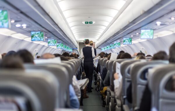 Intérieur d'un jet avec vue sur les sièges avec les passagers et le personnel de bord