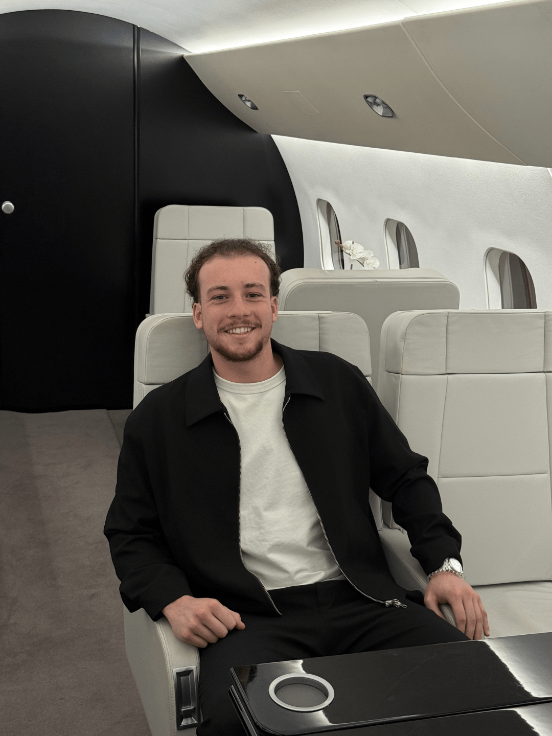 « Chez Accessair, nous accompagnons nos clients dans l’organisation de leurs voyages et demandes exclusives avec réactivité et attention. Je suis heureux de contribuer à leur offrir une expérience fluide et personnalisée. »